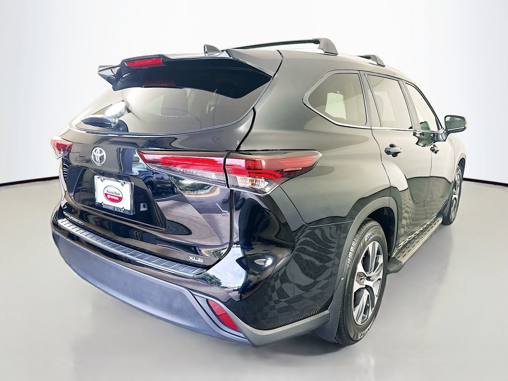 Used 2024 Toyota Highlander XLE FWD image 5