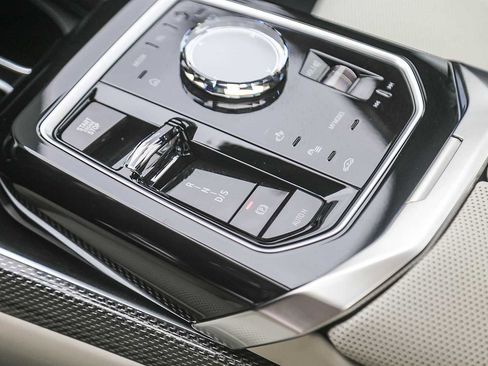 Used 2025 BMW 750e xDrive w/ Premium Package image 16