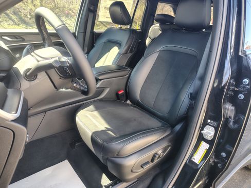 New 2026 Jeep Grand Cherokee Altitude AWD/4WD image 18