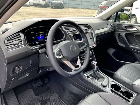 Certified 2024 Volkswagen Tiguan SE w/ Panoramic Sunroof Package image 14