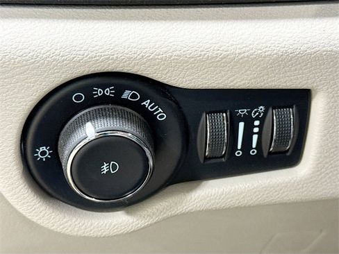 Used 2021 Chrysler Pacifica Touring-L w/ Uconnect Theater Family Group image 12