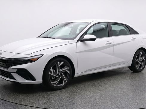 Used 2025 Hyundai Elantra SEL FWD image 3