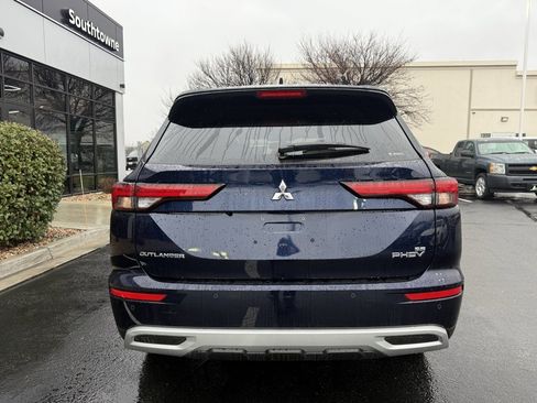 Used 2025 Mitsubishi Outlander SE image 6