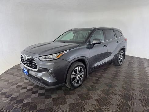 Used 2020 Toyota Highlander XLE w/ Protection Package #3 AWD/4WD image 4