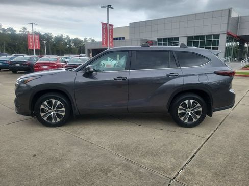 Used 2024 Toyota Highlander XLE FWD image 2