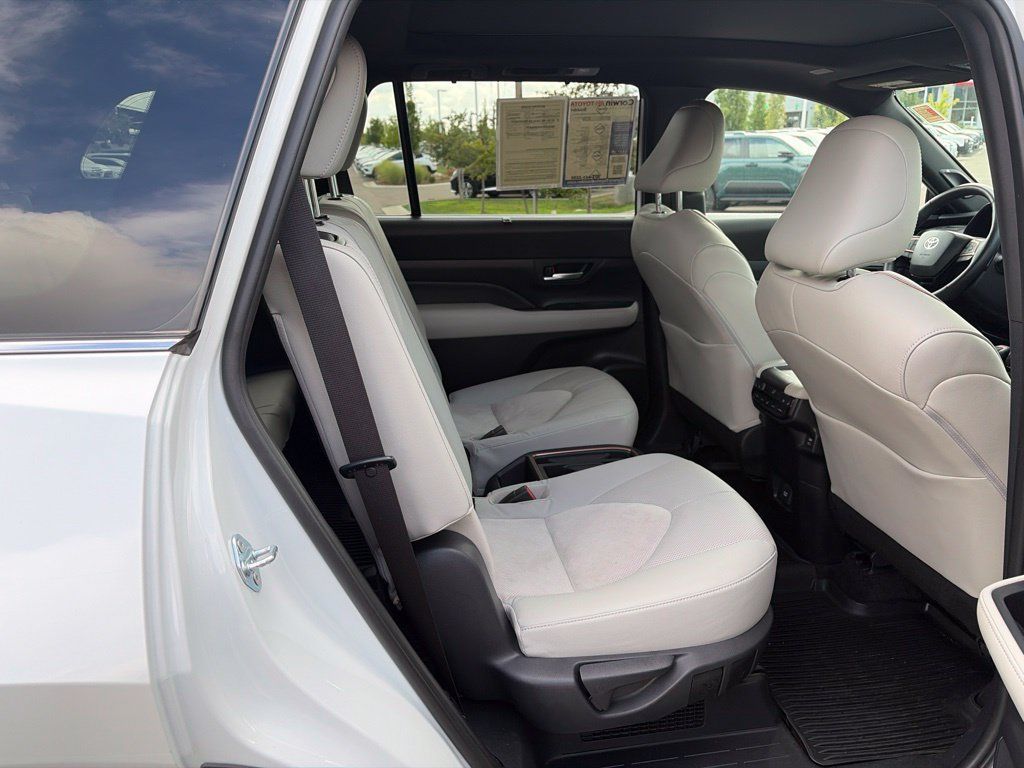 Used 2024 Toyota Grand Highlander AWD Hybrid image 16