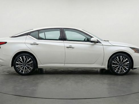 Used 2025 Nissan Altima 2.5 SV image 11