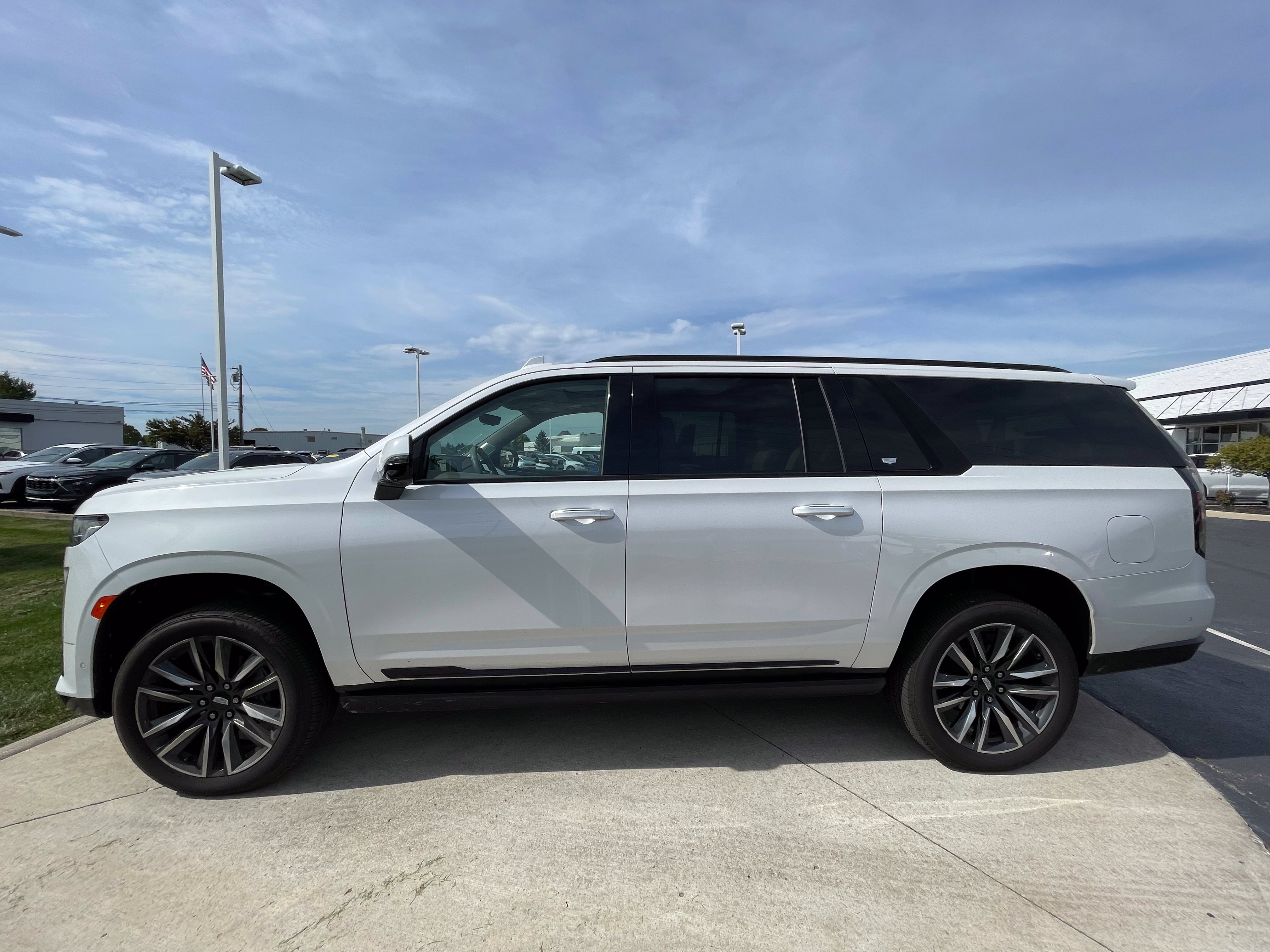 Used 2021 Cadillac Escalade ESV Sport Platinum w/ Heavy-Duty Trailer Package AWD/4WD image 4