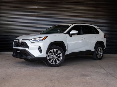 Used 2022 Toyota RAV4 XLE Premium FWD image 1