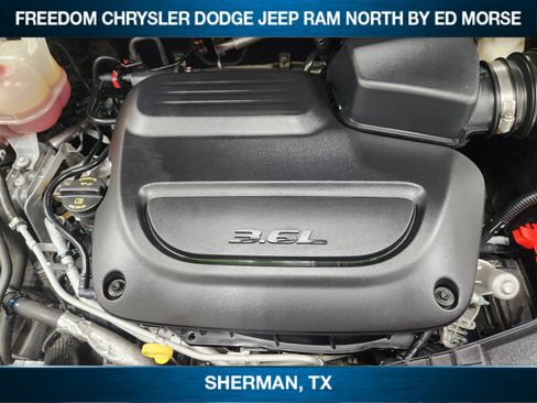 Used 2023 Chrysler Pacifica Touring-L FWD image 23