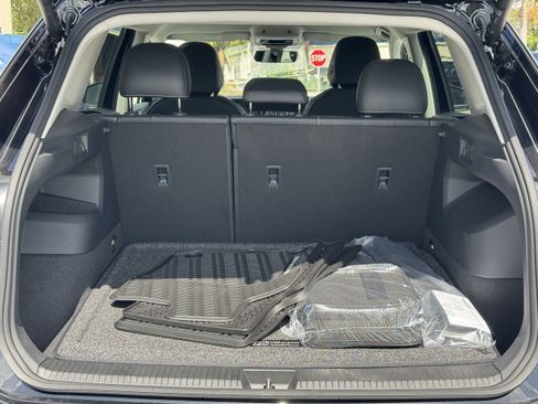 New 2025 Volkswagen Tiguan SE image 9