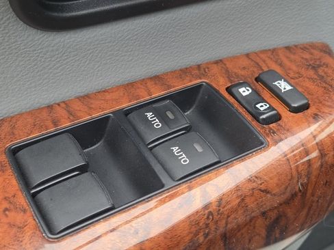 Used 2018 Toyota Sequoia Platinum image 36