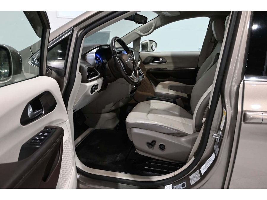 Used 2017 Chrysler Pacifica Touring-L FWD image 13