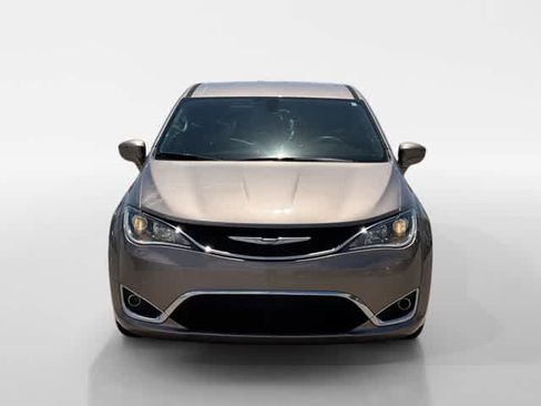 Used 2018 Chrysler Pacifica Touring Plus w/ Tire & Wheel Group FWD image 8
