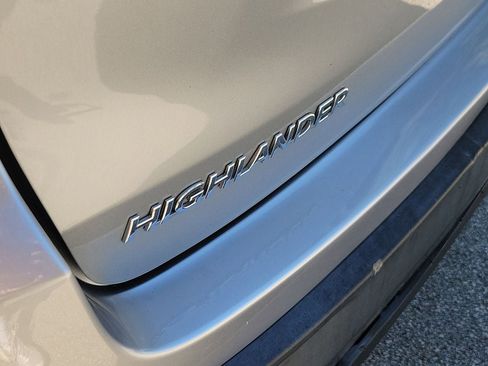 Used 2019 Toyota Highlander LE FWD image 6