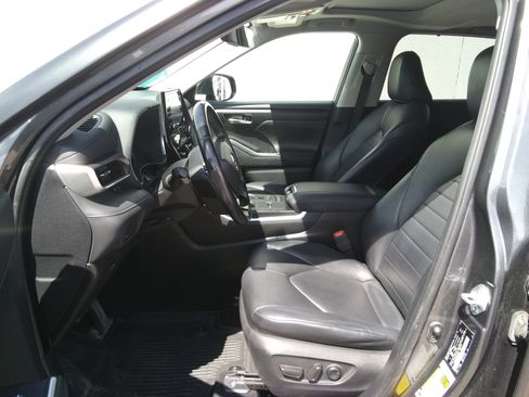 Used 2021 Toyota Highlander XLE AWD/4WD image 14