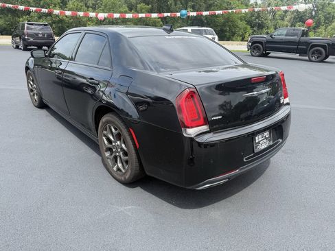Used 2018 Chrysler 300 S w/ 300S Premium Group image 4