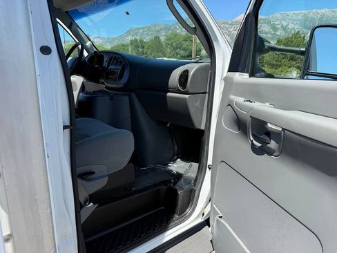 Used 2005 Ford E-350 and Econoline 350 Super Duty RWD image 35