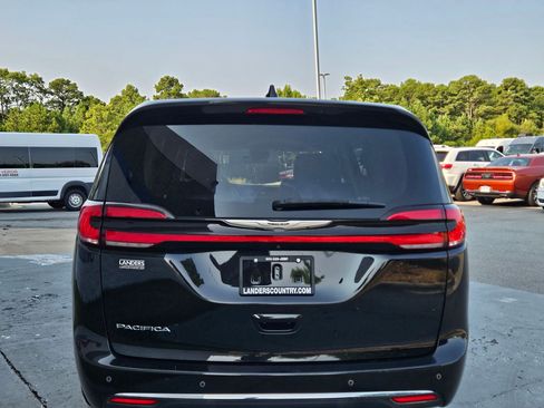 Used 2023 Chrysler Pacifica Touring-L FWD image 6