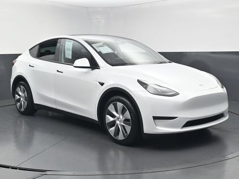 Used 2023 Tesla Model Y Long Range AWD/4WD image 2