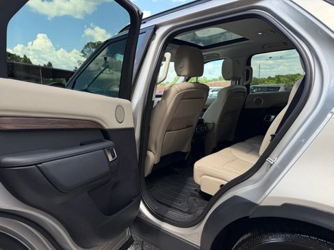 Used 2017 Land Rover Discovery HSE AWD/4WD image 15