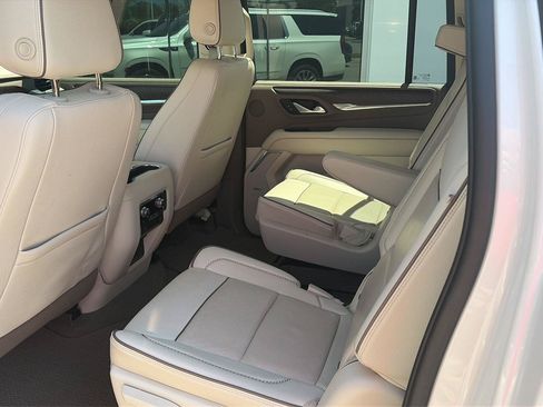 Used 2022 GMC Yukon XL Denali w/ Denali Premium Package AWD/4WD image 5