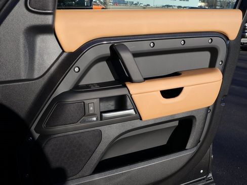 New 2026 Land Rover Defender 130 X-Dynamic SE image 11