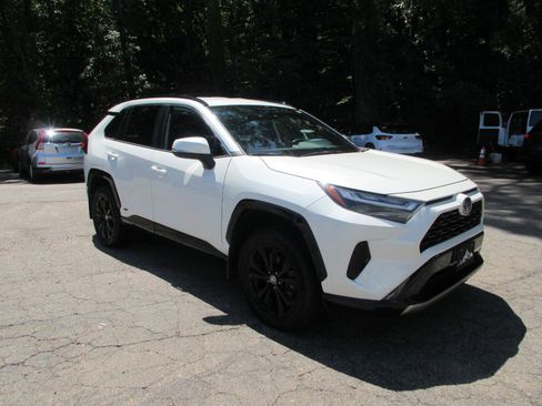 Used 2022 Toyota RAV4 SE w/ SE Grade Weather Package AWD/4WD image 3