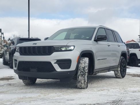 New 2025 Jeep Grand Cherokee Altitude AWD/4WD image 4