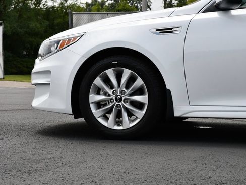 Used 2018 Kia Optima LX w/ 17" Alloy Wheels Package FWD image 12