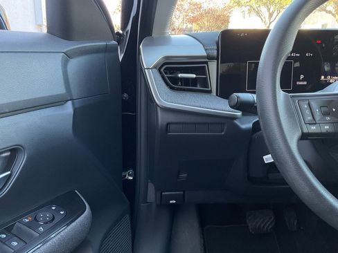 Used 2025 Nissan Kicks SV image 25