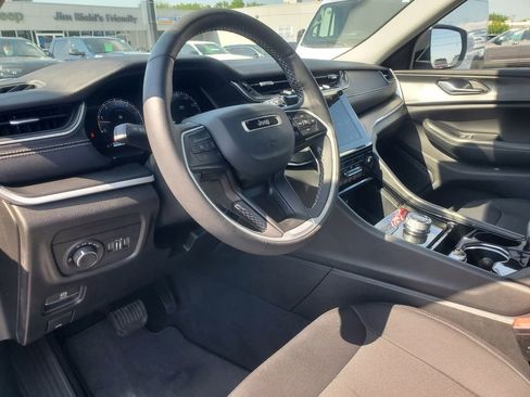 Used 2023 Jeep Grand Cherokee Laredo w/ Luxury Tech Group I AWD/4WD image 10