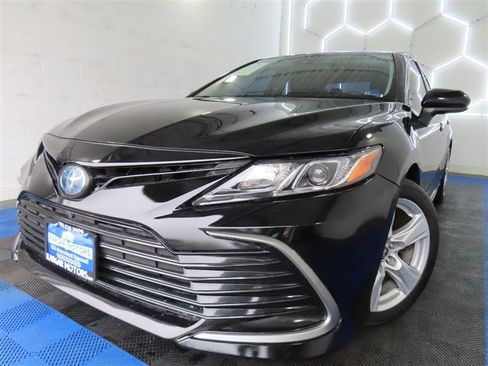 Used 2021 Toyota Camry LE image 1