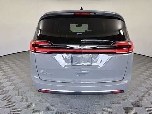 New 2025 Chrysler Pacifica Select image 5