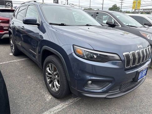 Used 2019 Jeep Cherokee Latitude Plus w/ Cold Weather Group AWD/4WD image 6