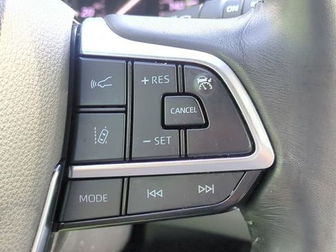 Used 2020 Toyota Highlander XLE FWD image 22