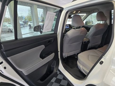 Used 2022 Toyota Highlander L image 38
