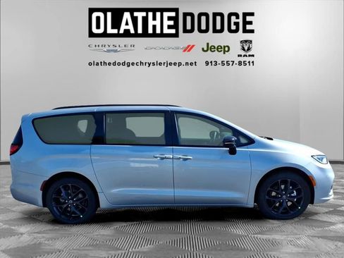 New 2026 Chrysler Pacifica Select image 8