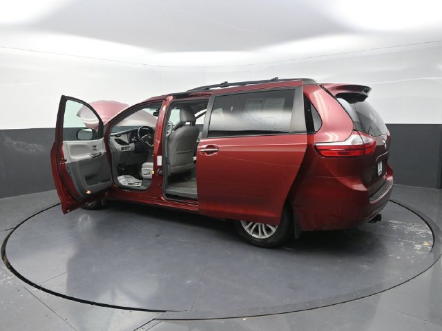 Used 2017 Toyota Sienna XLE w/ Outdoor Package FWD image 32