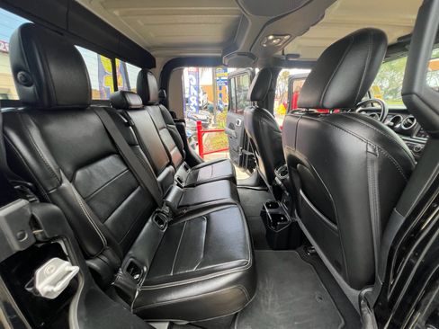 Used 2020 Jeep Gladiator Overland AWD/4WD image 32