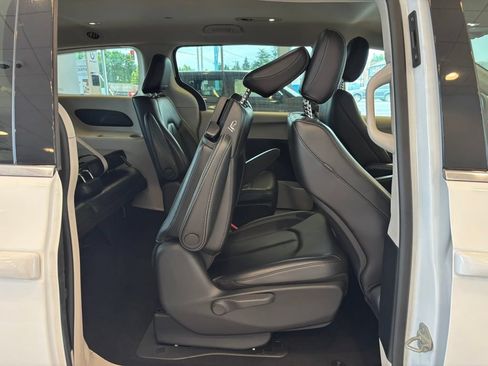 Used 2023 Chrysler Pacifica Touring-L FWD image 25