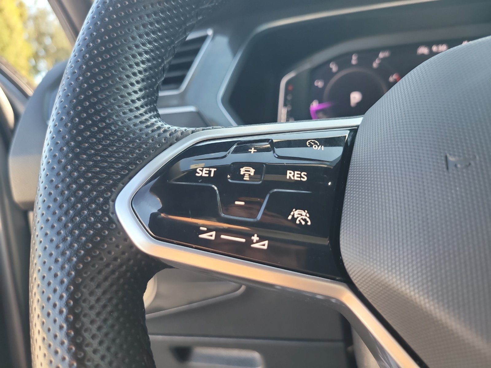 Used 2022 Volkswagen Tiguan SEL R-Line AWD/4WD image 27