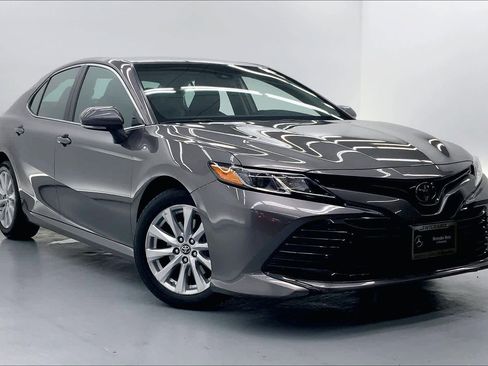 Used 2018 Toyota Camry LE image 6