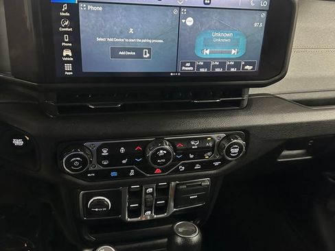 Used 2024 Jeep Wrangler Unlimited w/ Convenience Group AWD/4WD image 18