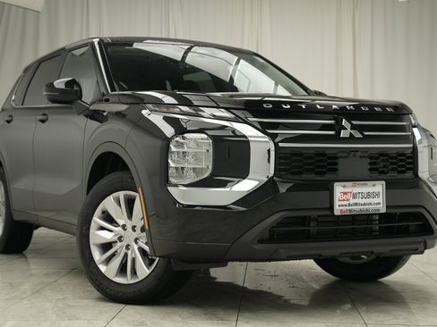 Used 2025 Mitsubishi Outlander ES image 1