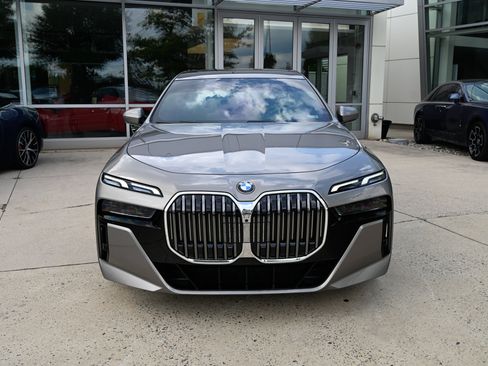 Used 2024 BMW 740i w/ Premium Package 2 RWD image 2