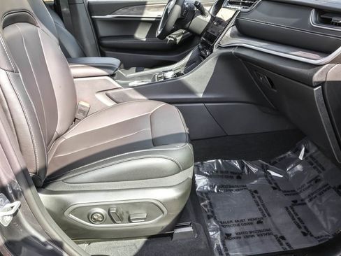 Used 2025 Jeep Grand Cherokee Limited image 38