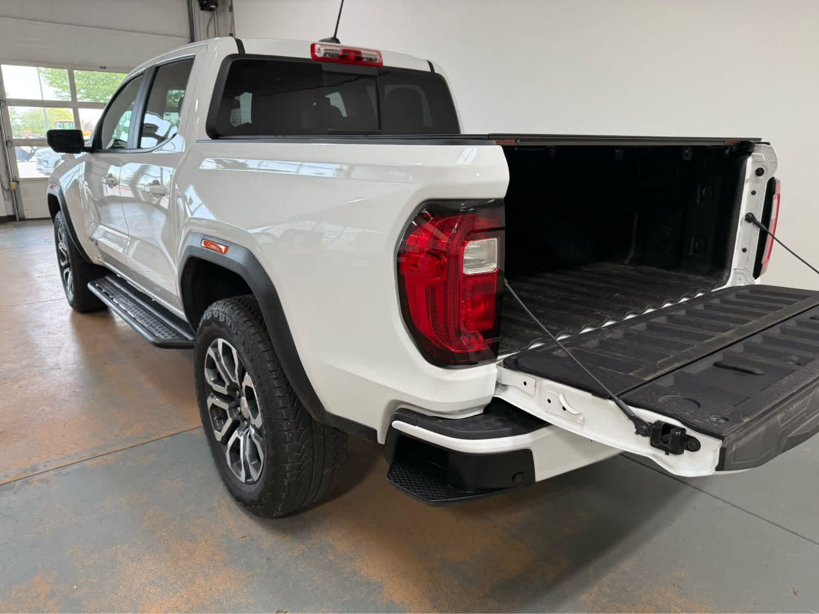 Used 2024 GMC Canyon AT4 w/ Technology Package AWD/4WD image 4