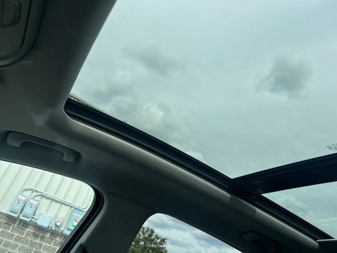 Used 2021 Chevrolet Equinox LT image 2