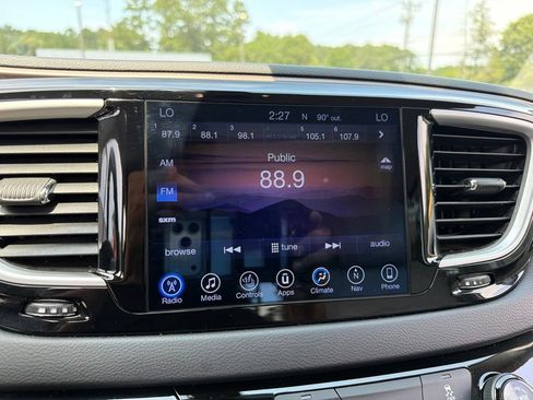Used 2017 Chrysler Pacifica Touring-L FWD image 10